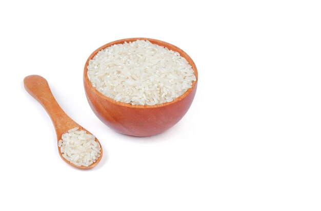 Arroz com tigela de madeira e colher de pau isolado no fundo branco