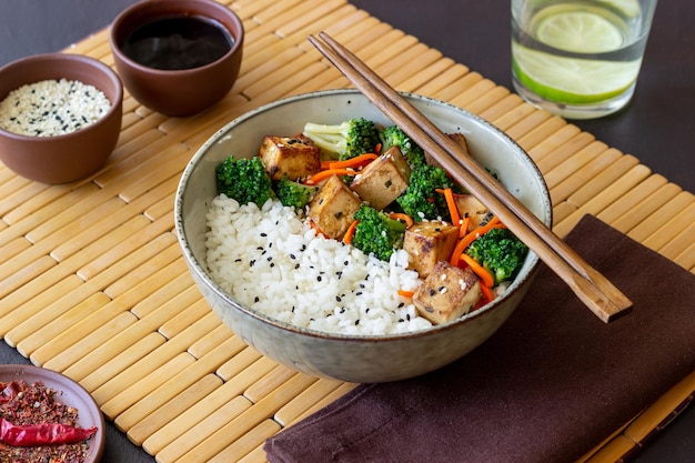 Arroz com tofu brócolis, cenoura e gergelim tigela alimentação saudável comida vegetariana