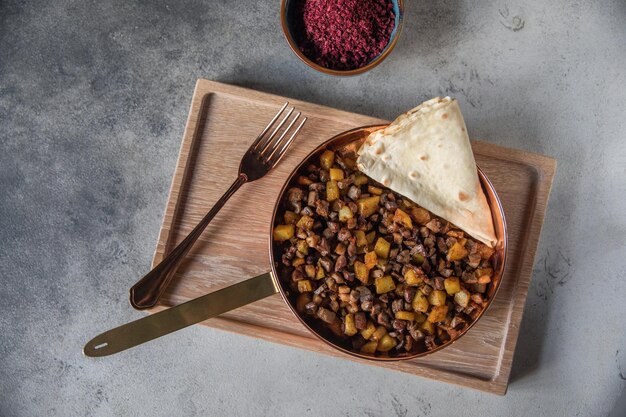 Foto arroz y comida con ingredientes comida de pollo cajún y arroz desde arriba con huevo y albóndigas