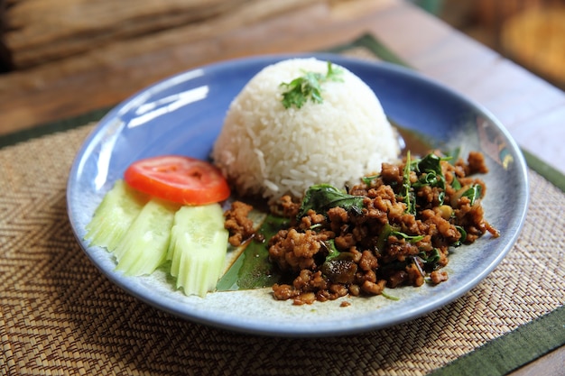 Arroz de comida local tailandesa con cerdo y albahaca