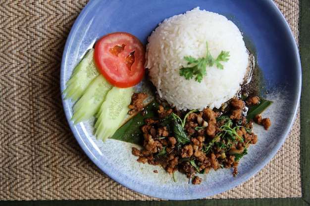 Foto arroz de comida local tailandesa con cerdo y albahaca