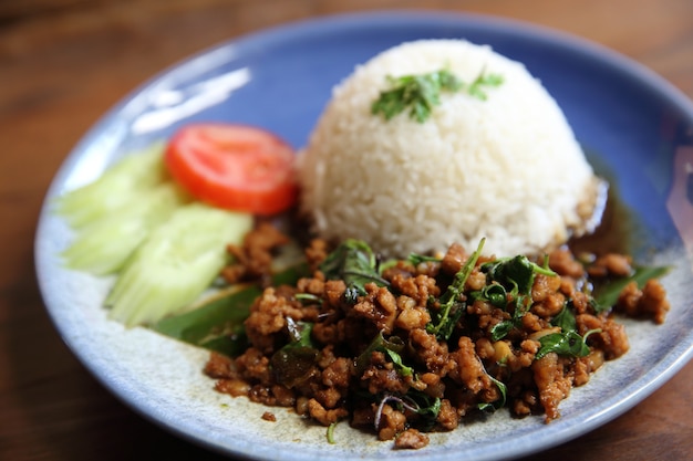 Arroz de comida local tailandesa con cerdo y albahaca