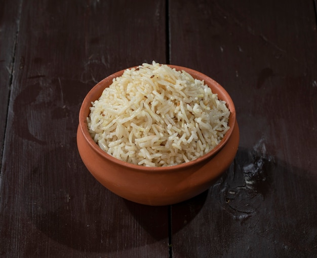 Arroz con comino indio o arroz Jeera sobre fondo de madera