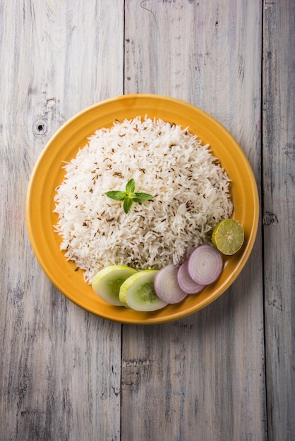 Arroz con comino o arroz indio Jeera en placa, enfoque selectivo
