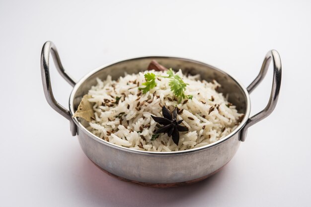 El arroz con comino o arroz Jeera es un plato principal indio popular elaborado con arroz basmati con especias básicas