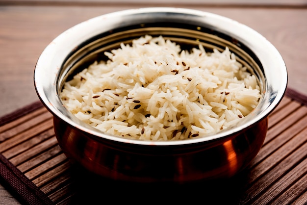 Arroz con comino o arroz Jeera indio en un recipiente, el enfoque selectivo