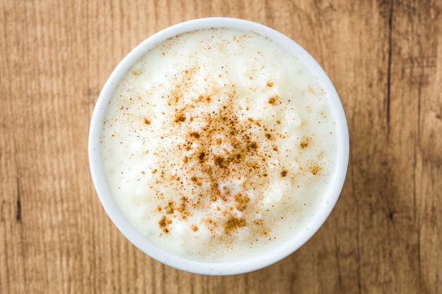 Arroz con leche Pudim de arroz com canela na madeira Vista superior