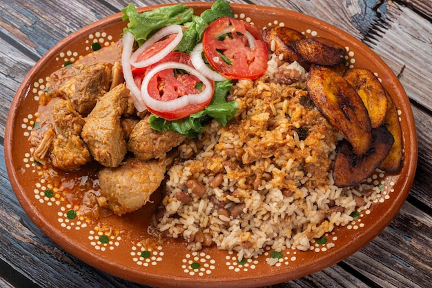 Foto arroz congri com salada de fricasse de carne de porco e plátano maduro frito comida típica cubana