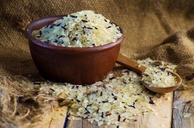 Arroz convencional de grano y salvaje en un bol