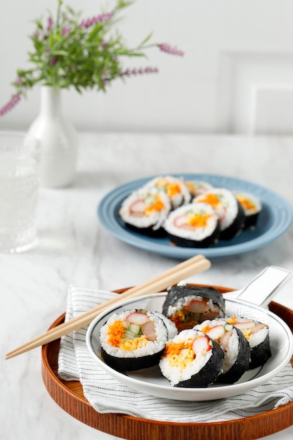 Arroz coreano gimbap ou kimbap com ovos, linguiça de cenoura e nori