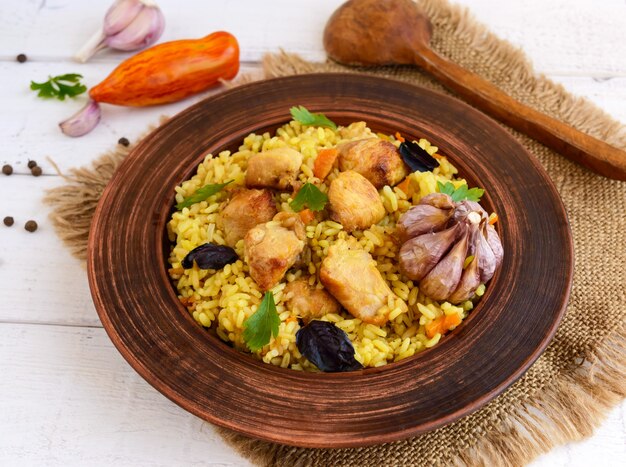 Arroz cozido com frango assado, cenoura, especiarias (prato tradicional asiático - pilaf)