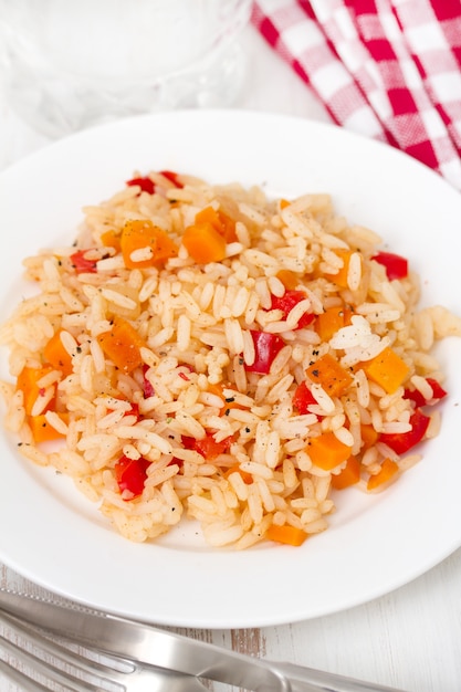 Arroz cozido com legumes no prato