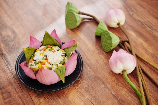 Arroz cozido decorado com folhas de lótus