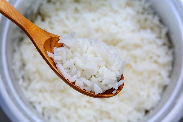 Arroz cozido em panela com colher de pau