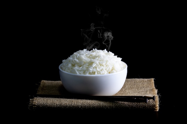 Foto arroz cozido em uma tigela branca