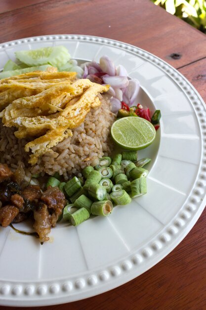 Arroz cozido misturado com pasta de camarão