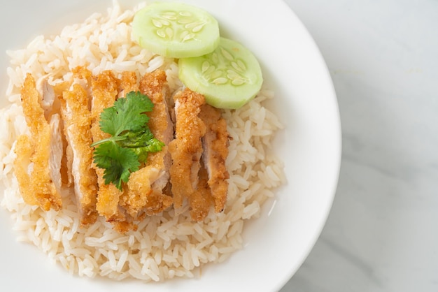 Arroz cozido no vapor com frango frito ou arroz de frango hainanese - estilo de comida asiática