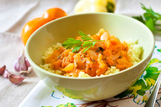 Arroz cozido no vapor com legumes cozidos e açafrão