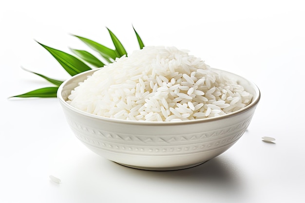 Arroz cru branco isolado em fundo branco