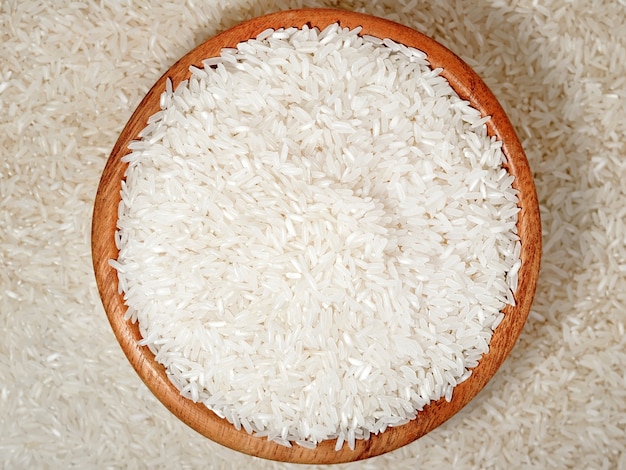 Arroz cru em tigela de madeira