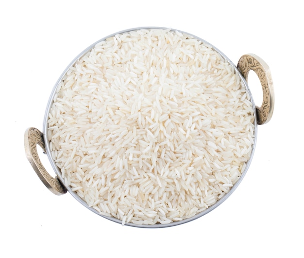 Foto arroz cru fresco no fundo branco