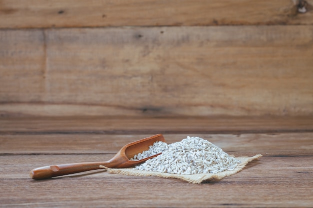 Foto arroz cru orgânico na mesa de madeira