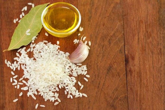 Foto arroz crudo con aceite, laurel y ajo