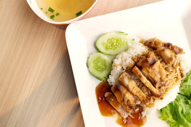 Foto arroz crujiente de cerdo con sopa en tono cálido.