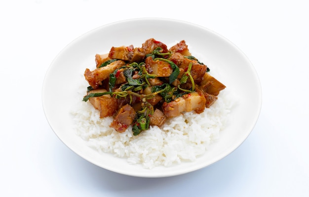 Arroz cubierto con cerdo crujiente salteado con albahaca santa