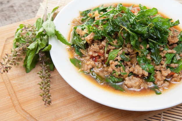 Arroz cubierto con cerdo salteado y albahaca