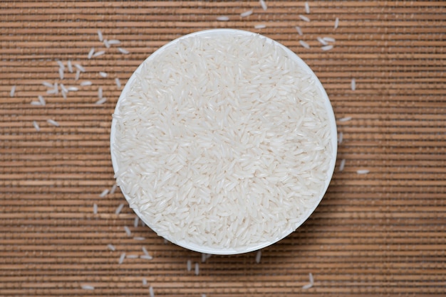 Foto arroz en cuchara y bol. arroz jazmín, arroz tailandés, arroz blanco.