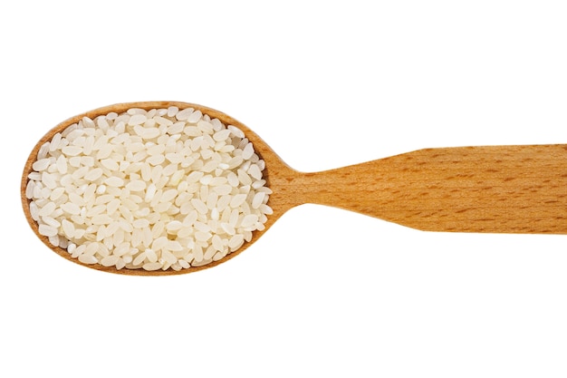 Arroz en una cuchara de madera sobre blanco