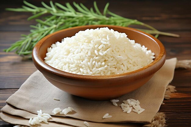 arroz en un cuenco con arroz en una mesa