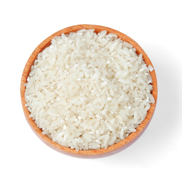 Arroz con cuenco de madera aislado sobre fondo blanco, vista superior