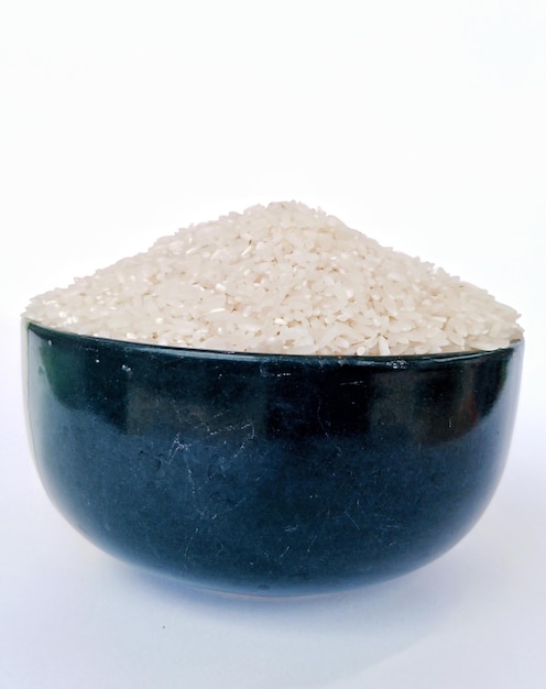 Foto arroz en un cuenco sobre un fondo blanco
