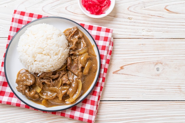 Arroz con curry de res en rodajas - estilo japonés