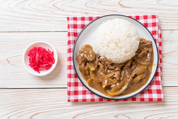 Arroz con curry de res en rodajas - estilo japonés