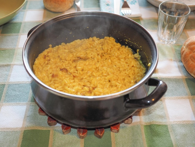 Foto arroz de açafrão