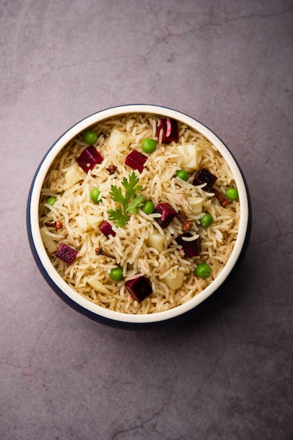 Arroz de beterraba ou pulao ou pulav servido em uma tigela ou karahi, foco seletivo. comida indiana