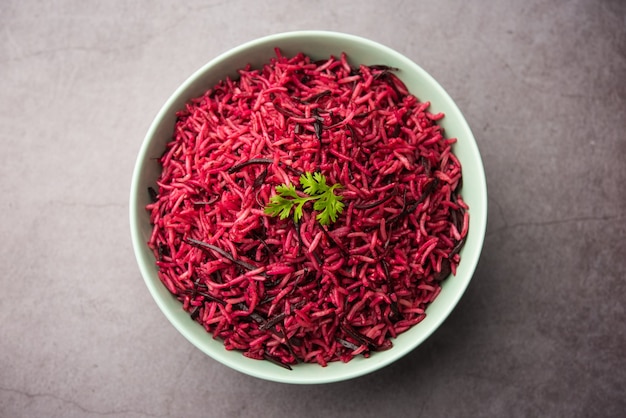 Arroz de beterraba ou pulao ou pulav servido em uma tigela ou karahi, foco seletivo. comida indiana