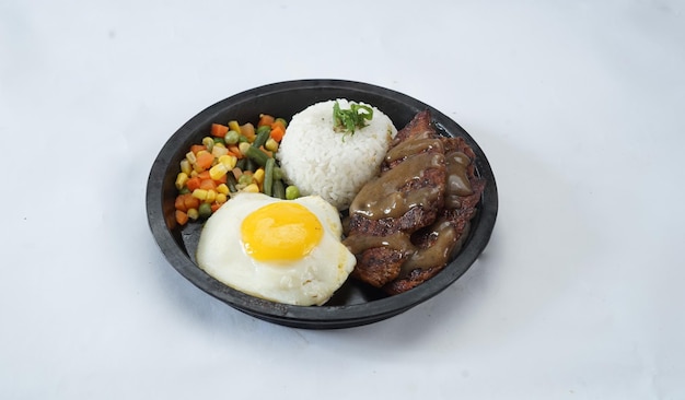 Arroz de bife, ovo frito e legumes