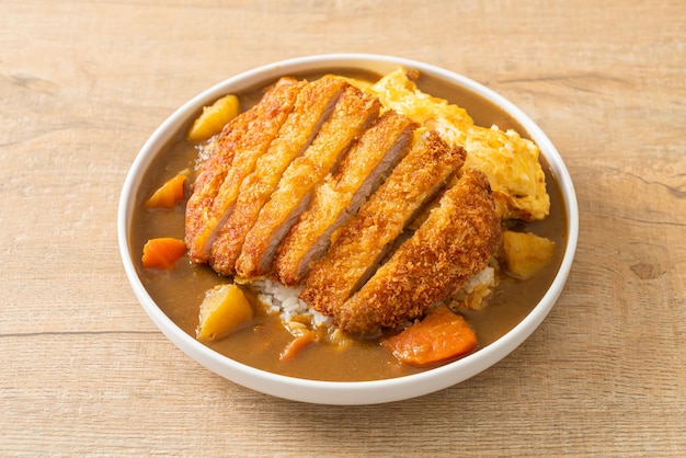 Arroz de caril com costeleta de porco frita e omelete cremosa