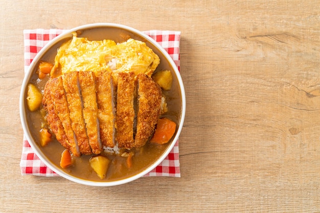 arroz de caril com costeleta de porco frita tonkatsu e omelete cremosa - estilo de comida japonesa