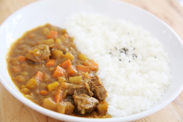 Arroz de caril de comida japonesa em fundo de madeira