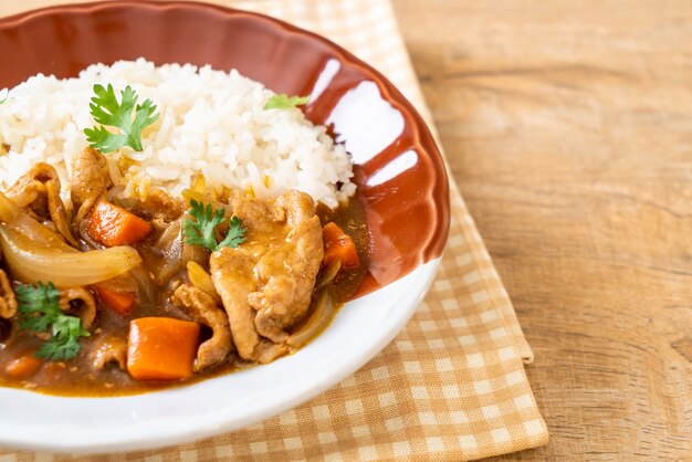 Arroz de caril japonês com carne de porco fatiada, cenoura e cebola