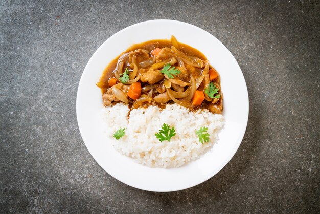 Arroz de caril japonês com carne de porco fatiada, cenoura e cebola