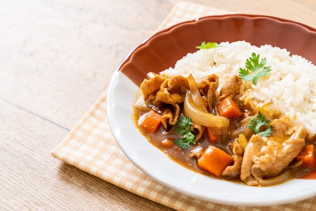 Arroz de caril japonês com fatias de porco, cenoura e cebola