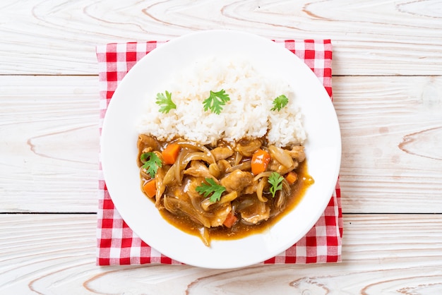 Arroz de caril japonês com fatias de porco, cenoura e cebola