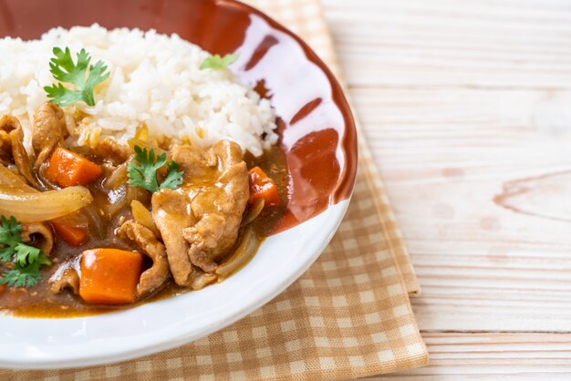 Arroz de caril japonês com fatias de porco, cenoura e cebola