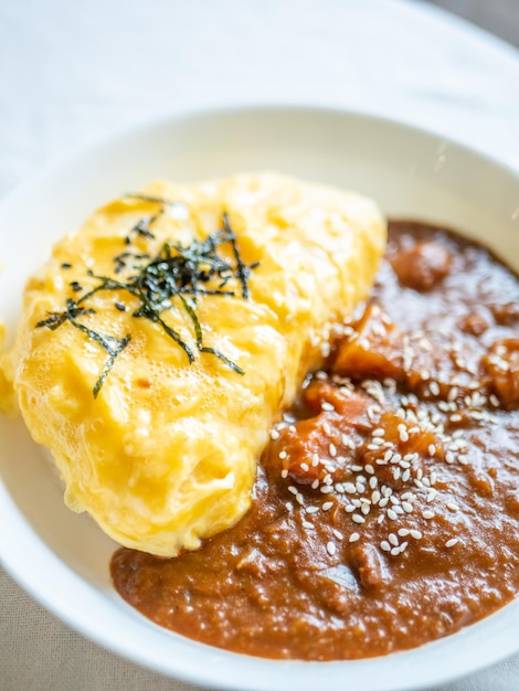 Foto arroz de caril japonês com omelete